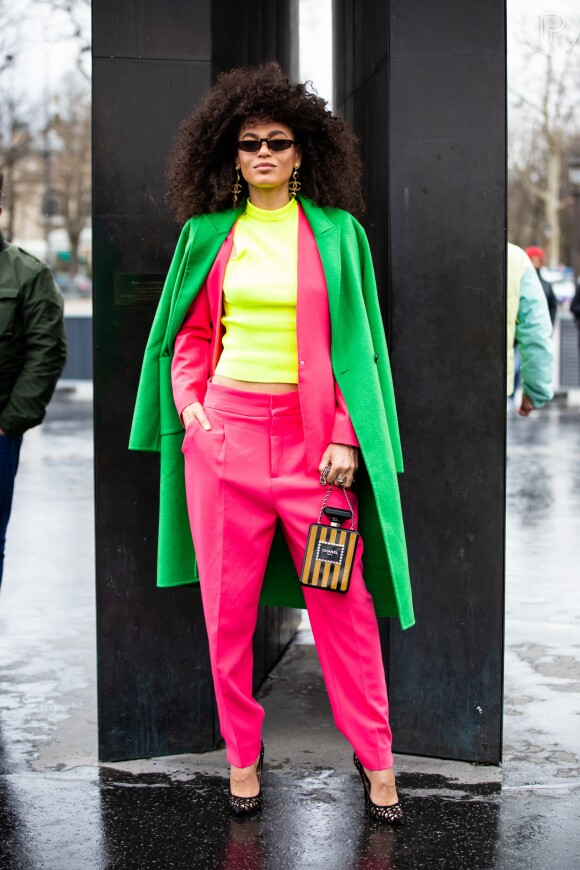 No street style de Paris, as fashionistas apostam em peças fluorescentes
