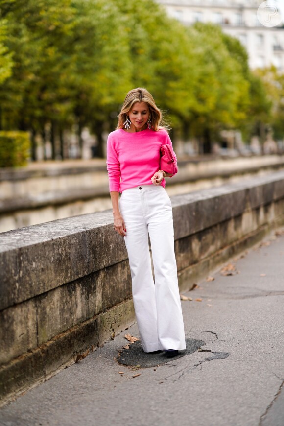 A blusa de manga comprida neon também pode aparecer combinando com calça pantalona no outono