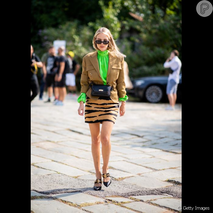 A blusa neon pode aparecer como um ponto de cor em looks sóbrios de inverno  - Purepeople