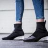 A bota preta de cano curto ou médio combina com calça jeans no outono