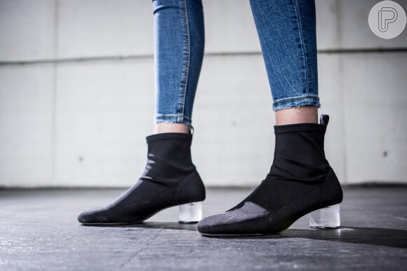A bota preta de cano curto ou médio combina com calça jeans no outono