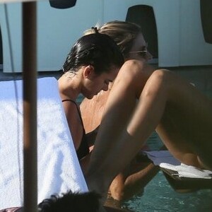 Bruna Marquezine esteve em hotel carioca com amigos neste sábado, 9 de março de 2019