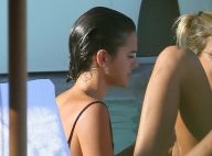 Marquezine curte piscina com amigos e confere celular em hotel no Rio. Fotos!