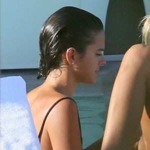 Bruna Marquezine curtiu piscina em hotel no Rio de Janeiro neste sábado, 9 de março de 2019