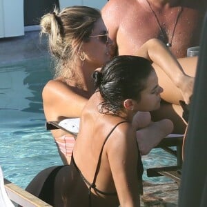 Bruna Marquezine curtiu piscina com Izabel Goulart em hotel neste sábado, 9 de março de 2019