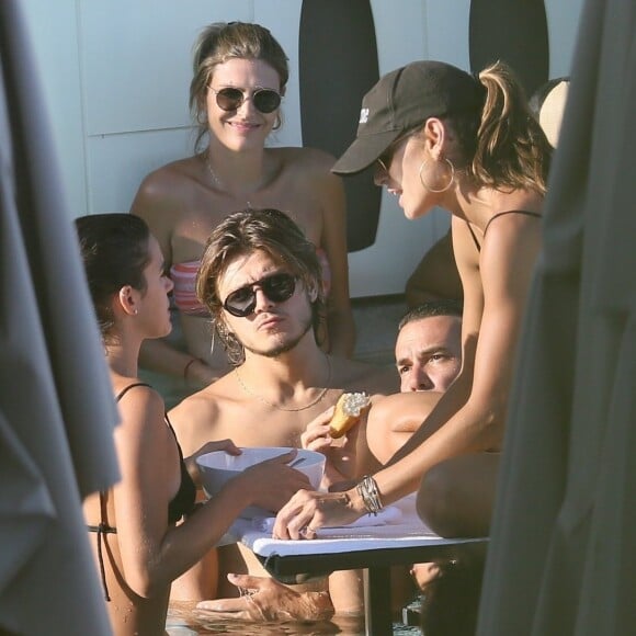 Bruna Marquezine se divertiu com amigos em hotel no Rio neste sábado, 9 de março de 2019