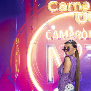 Sabrina Sato exibiu boa forma com shortinho curto no desfile das campeãs