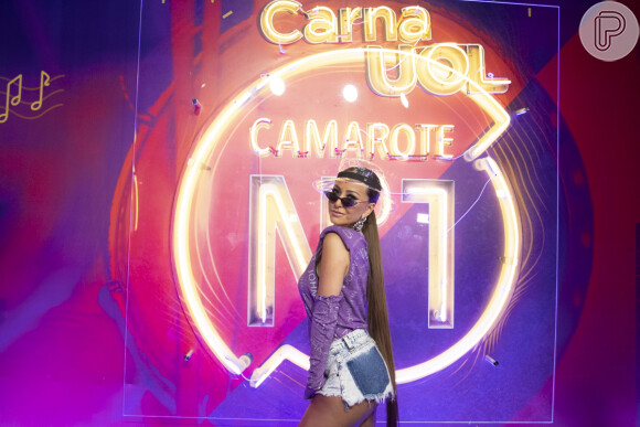 Sabrina Sato posou com simpatia para fotos no desfile das campeãs, no Rio de Janeiro, em 9 de março de 2019