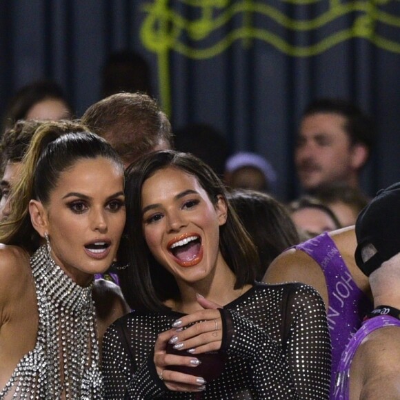 Bruna Marquezine se divertiu acompanhada pela amiga Izabel Goulart