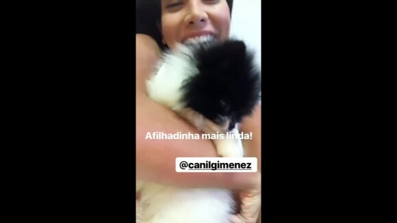 Adriana Sant'Anna se derrete ao ver filha com cachorra
