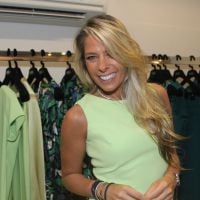 Adriane Galisteu prestigia lançamento de coleção de roupas em loja de São Paulo