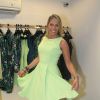 Adriane Galisteu escolhe um vestido lady like para ir ao lançamento da coleção de roupas Revival, da M.adê
