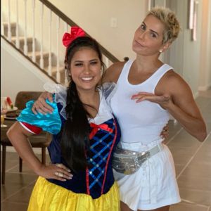 Simone, irmã de Simaria, surpreendeu Deborah Secco, fantasiada de Branca de Neve, em Orlando. Atriz postou o encontro nos stories do Instagram nesta segunda-feira, 11 de março de 2019