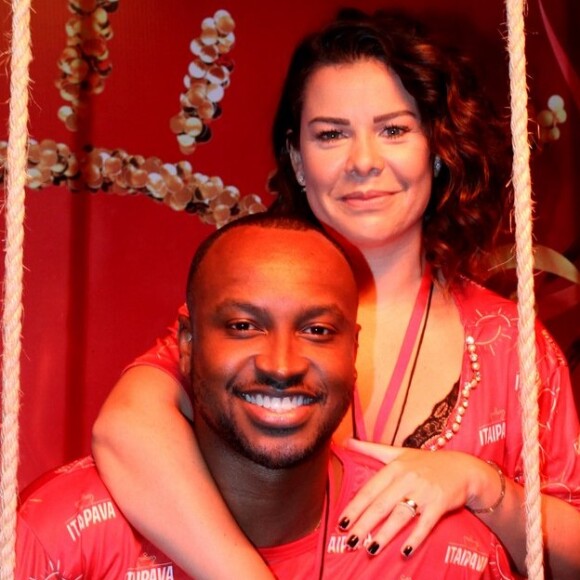 Fernanda Souza teria sido vista com enjoos e looks mais larguinhos em camarote na Sapucaí, no Carnaval 2019