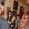 Justin Bieber leva Kendall Jenner a restaurante, em Paris, na França, e são flagrados por paparazzi