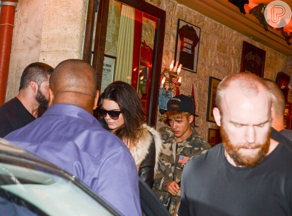 O cantor Justin Bieber está em Paris e levou Kendall Jenner para fazer um lanche