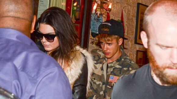 Justin Bieber vai a restaurante com Kendall Jenner e passa dia com Selena Gomez