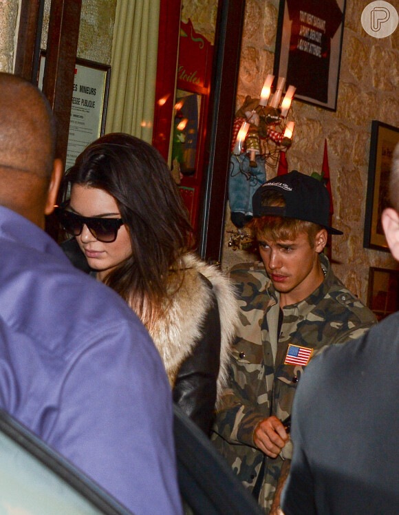 O cantor Justin Bieber foi ao restaurante com a modelo Kendall Jenner em Paris
