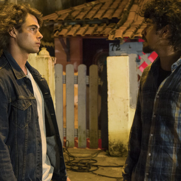 Após deixar a cadeia, João (Rafael Vitti) vai atrás do irmão, Jerônimo (Jesuíta Barbosa), lhe confrontar nos próximos capítulos da novela 'Verão 90'