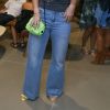 Paolla Oliveira apostou em um jeans reto de lavagem clara para curtir pré-estreia do filme 'Chorar de Rir', no dia 12 de março, no Rio de Janeiro