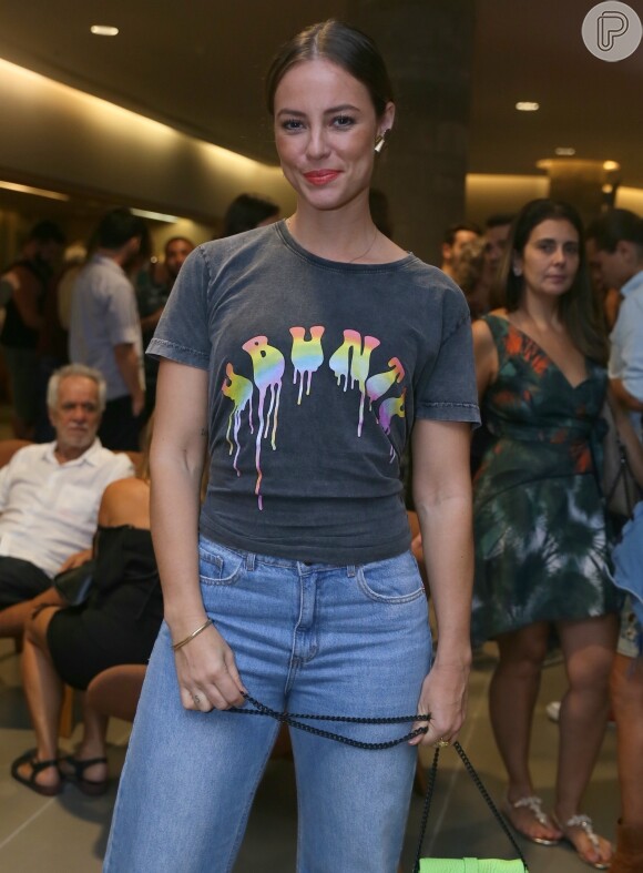 Paolla Oliveira usou uma blusa vibes anos 90 cinza com letras coloridas em pré-estreia do filme 'Chorar de Rir', no dia 12 de março, no Rio de Janeiro