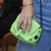 Paolla Oliveira combinou a bolsa verde neon com uma sandália da mesma cor