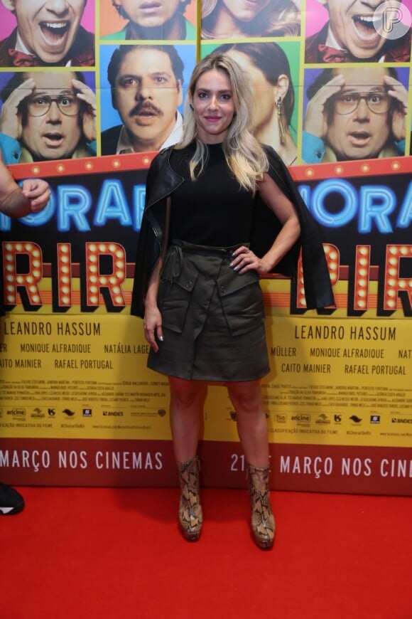 Monique Alfradiquea apostou em um look total black e uma bota animal print na pré-estreia do filme 'Chorar de Rir' que rolou no Rio de Janeiro, nesta terça-feira, dia 13 de março