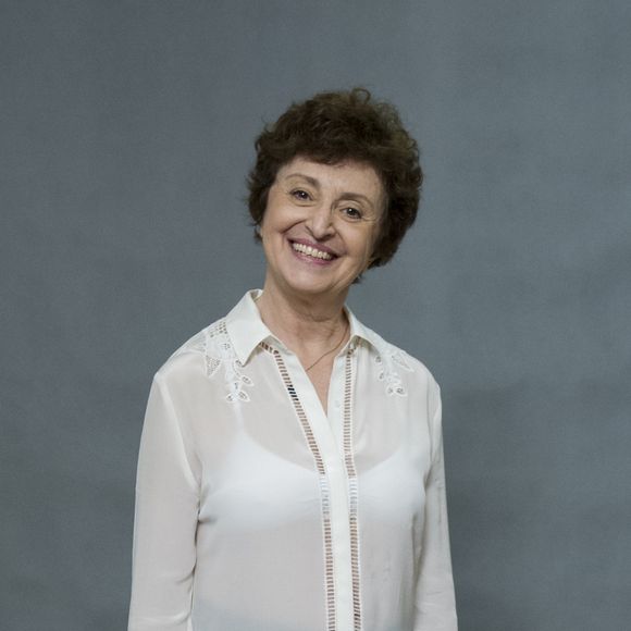 Ana Lucia Torre está se descobrindo ao usar batom vermelho na TV e pensa em incluir alguns itens novos ao nécessaire: 'Não tenha dúvida que me deu confiança para usar na vida. Não comprei ainda dessa cor, tenho alguns, mas não dessa cor'