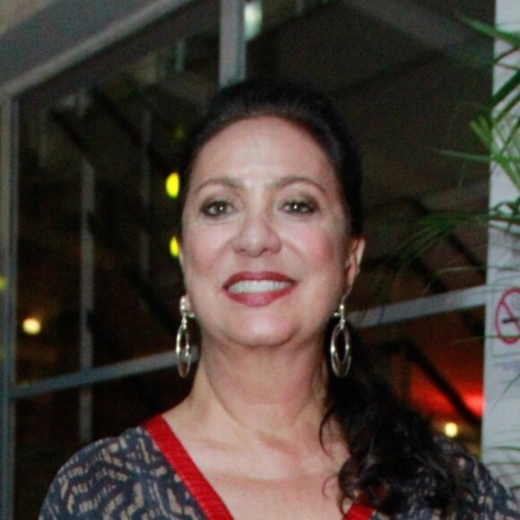 Eliane Giardini apostou em um longo estampado com pegada indie na Coletiva da novela das 18h da TV Globo, "Órfãos da Terra'