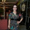 Simone Gutierrez apostou em um vestido midi estampado e cinto marcando a cintura na coletiva da novela das 18h da TV Globo, "Órfãos da Terra'