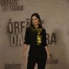 Emanuelle Araújo apostou em calça de alfaiataria e blusa com detalhes dourados para a coletiva da novela das 18h da TV Globo, "Órfãos da Terra'