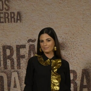 Emanuelle Araújo apostou em calça de alfaiataria e blusa com detalhes dourados para a coletiva da novela das 18h da TV Globo, "Órfãos da Terra'