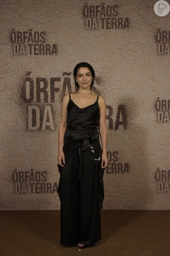 Letícia Sabatella apostou em look all back com vestido e sandálias de salto para a coletiva da novela das 18h da TV Globo, "Órfãos da Terra'