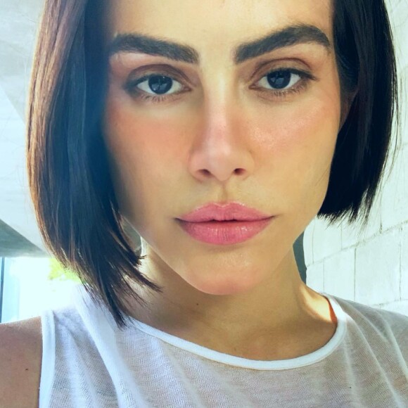 Dona de dios curtinhos, Cleo apostou no efeito wethair nos fios para o show