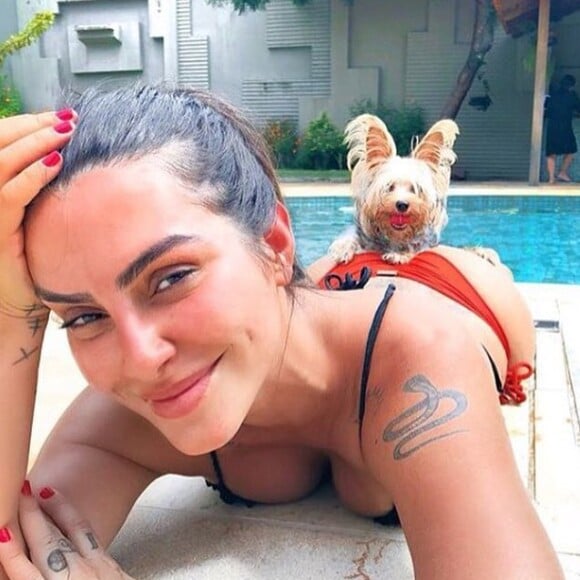 Após lipo, Cleo contou na web que pediu ao cirurgião: 'Tira tudo, menos a bunda!'