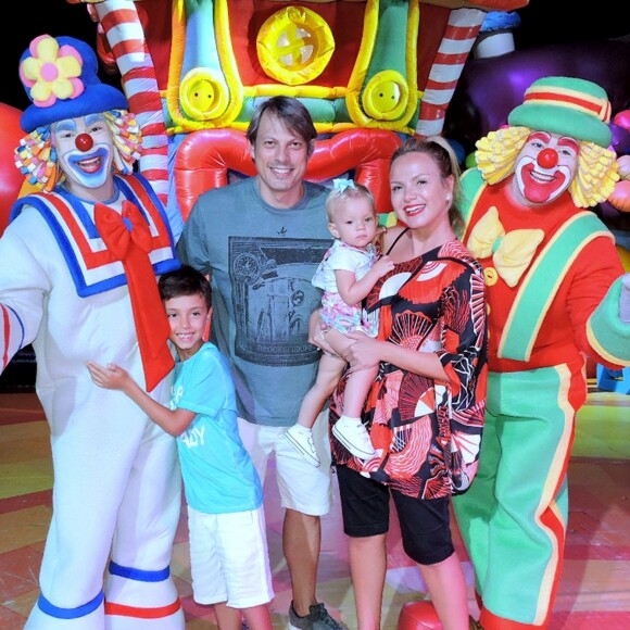 Eliana curte circo com filhos, Manuela e Arthur, noivo, Adriano Ricco
