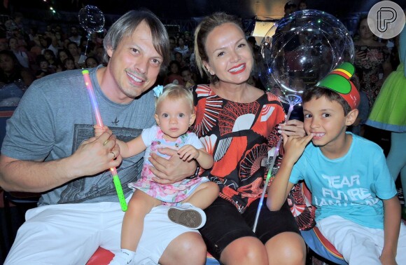 Em família! Eliana vai ao circo com filhos, Manuela e Arthur, noivo e mãe, na noite de sábado, dia 17 de março de 2019