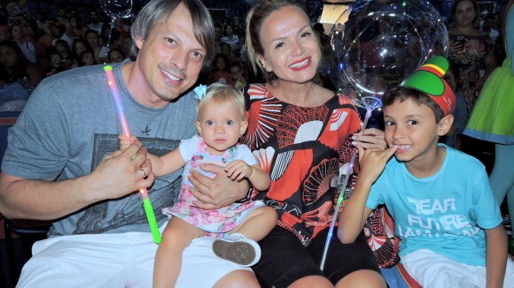 Em família! Eliana vai ao circo com filhos, Manuela e Arthur, noivo e mãe. Fotos