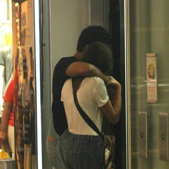 Agatha Moreira e Rodrigo Simas são fotografados abraçados em shopping carioca