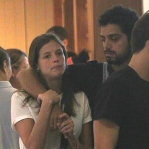 Agatha Moreira e Rodrigo Simas são fotografados durante passeio em shopping