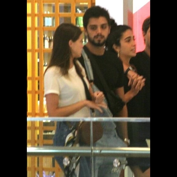 Agatha Moreira e Rodrigo Simas conversam durante passeio em shopping do Rio