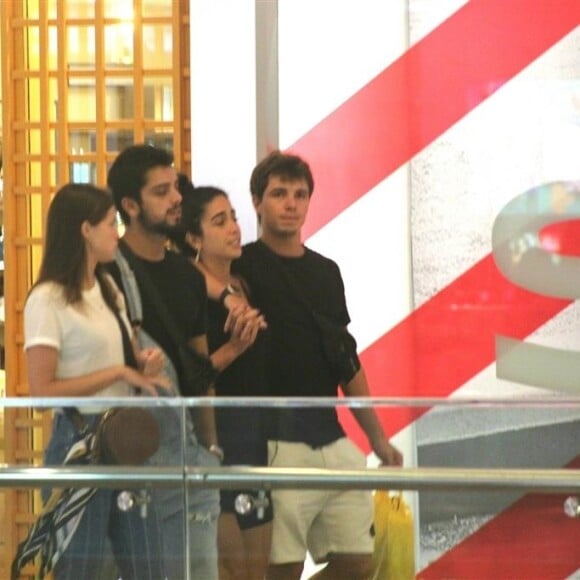 Agatha Moreira é fotografada com Rodrigo Simas durante passeio em shopping do Rio