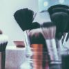 Limpeza de pincéis: limpadores em spray também funcionam parar retirar resíduo de maquiagem das cerdas na correria do dia a dia