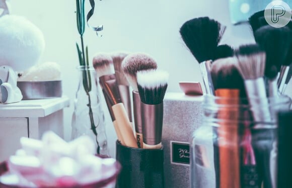 Limpeza de pincéis: limpadores em spray também funcionam parar retirar resíduo de maquiagem das cerdas na correria do dia a dia