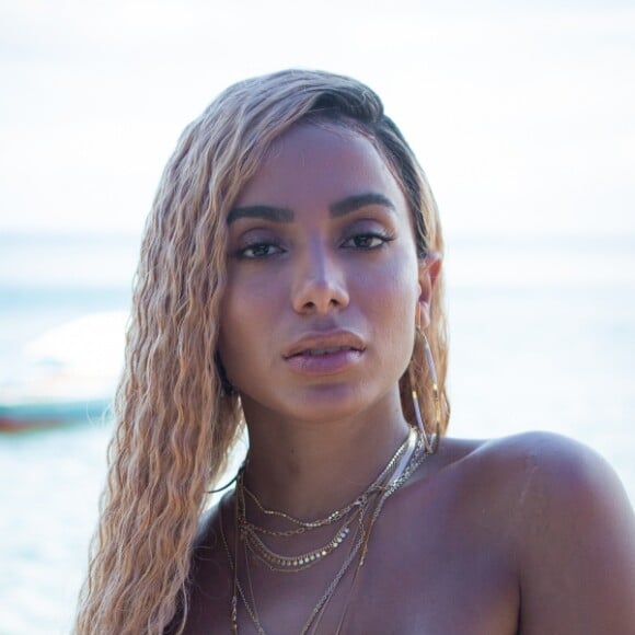 Anitta, após sucesso de 'Bola Rebola', anuncia mais um projeto na carreira