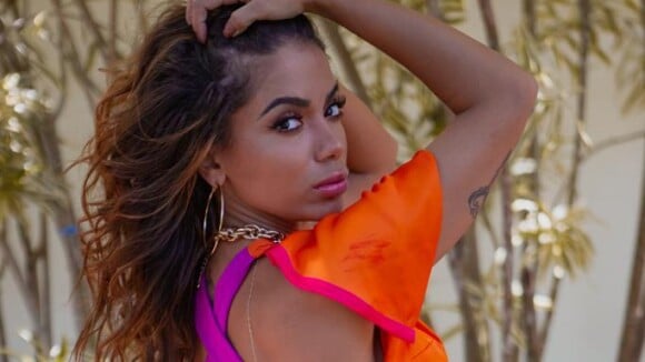 Depois de beijo em Neymar, Anitta dá pista de próximo trabalho: 'Beijação'