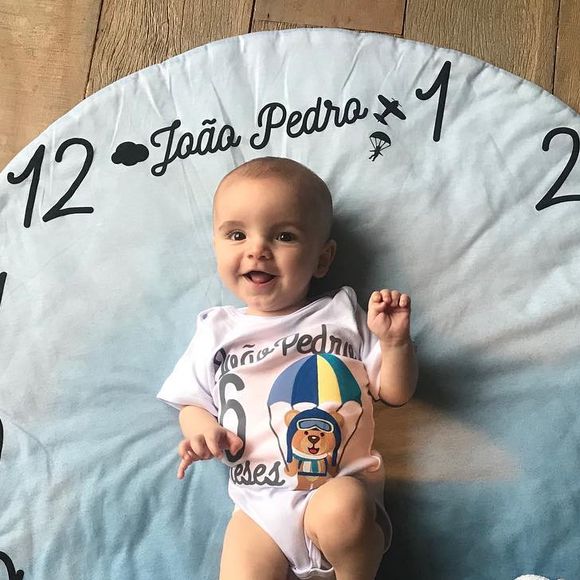 Aos 6 meses, filho de Milena Toscano rouba a cenas nas redes sociais