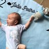 Filho de Milena Toscano comemora seus mêsversários em um tapete personalizado