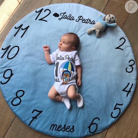 Filho de Milena Toscano comemora cada mesversário em um tapete personalizado, só trocando o modeo do macacãozinho