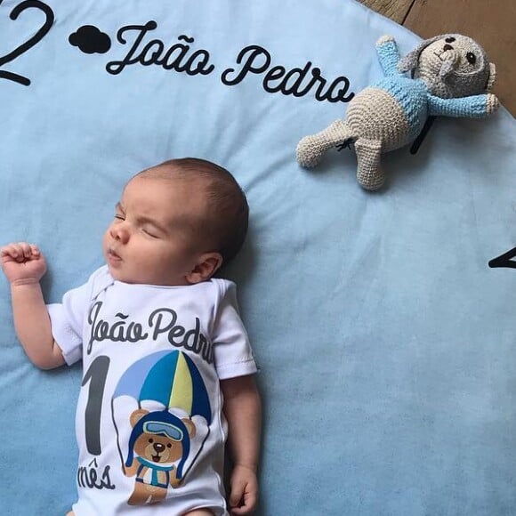 Filho de Milena Toscano comemora cada mesversário em um tapete personalizado, só trocando o modeo do macacãozinho